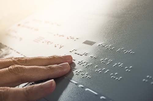 imagen de un señor utilizando un sistema braille