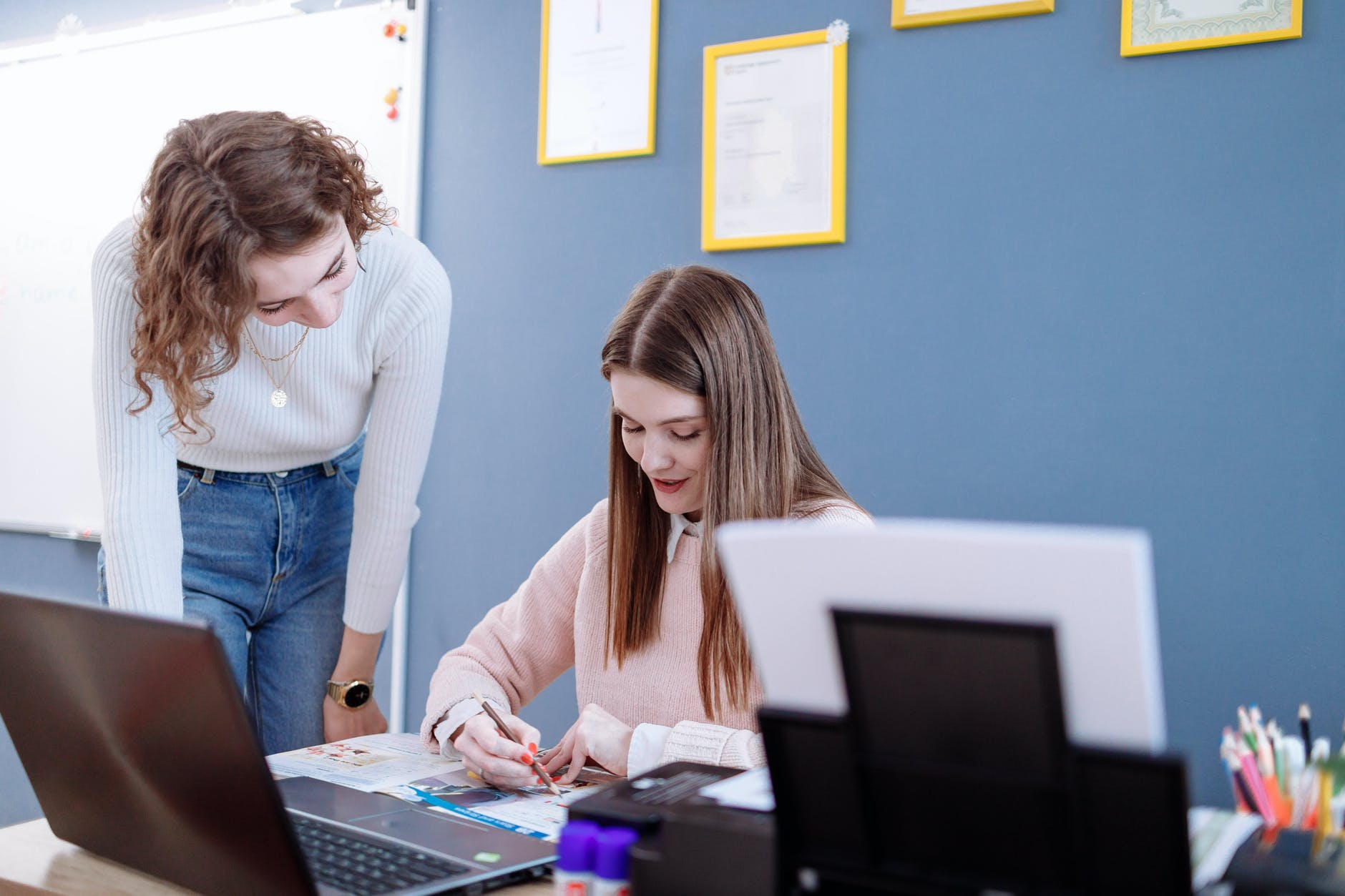 dos mujeres trabajando en su despacho