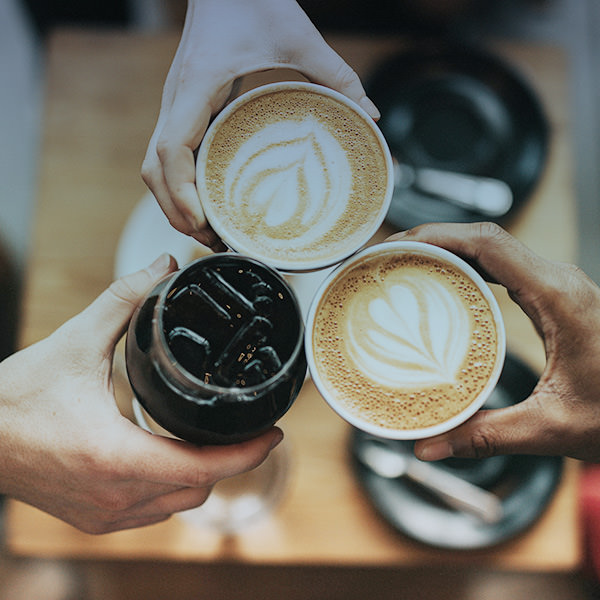 imagen de tres personas tomando café